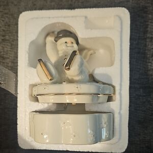 Lenox Classics Gold and Cream Emblem